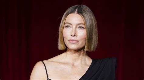 Žena s dlhými vlasmi a jemnými vlnami