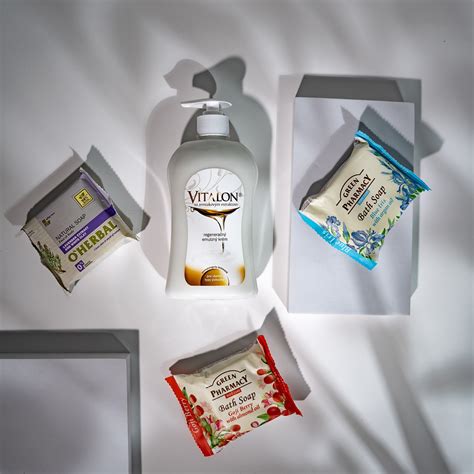 Rôzne druhy krémov a mydiel na holenie