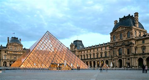 Louvre v Paríži.