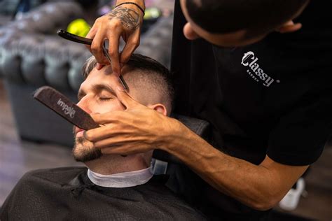 Barber úpravuje pánsky účes