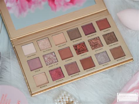 Ukážka swatchov matných a shimmery tieňov z paletky Revolution PRO New Neutral