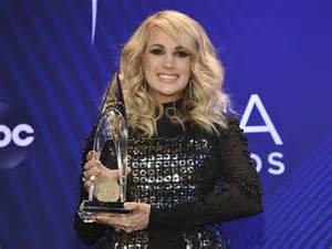 Portrét spokojnej zákazníčky s novým účesom