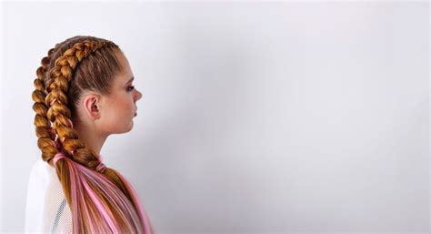 Ukážka hladkého nízkeho copu s vlnenou dĺžkou