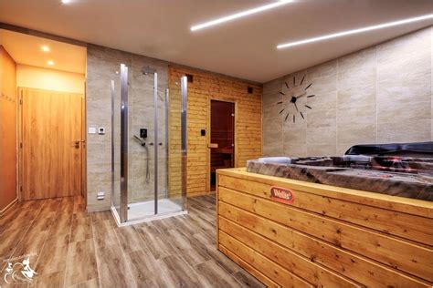Interiér relaxačného centra s vírivkou a saunou