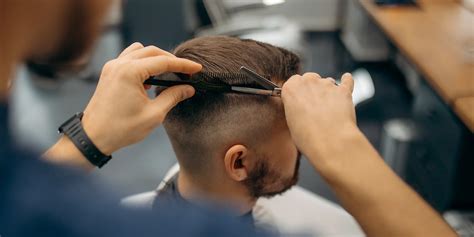 Detailná fotografia precízneho strihu vlasov alebo úpravy brady