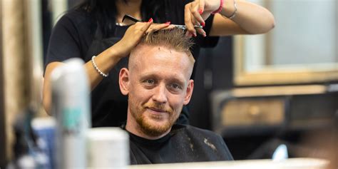 Muž v kaderníctve počas úpravy brady