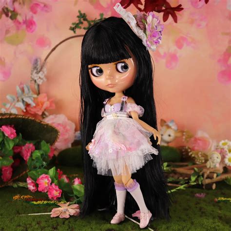 Žena s tmavou pleťou a čiernymi vlasmi