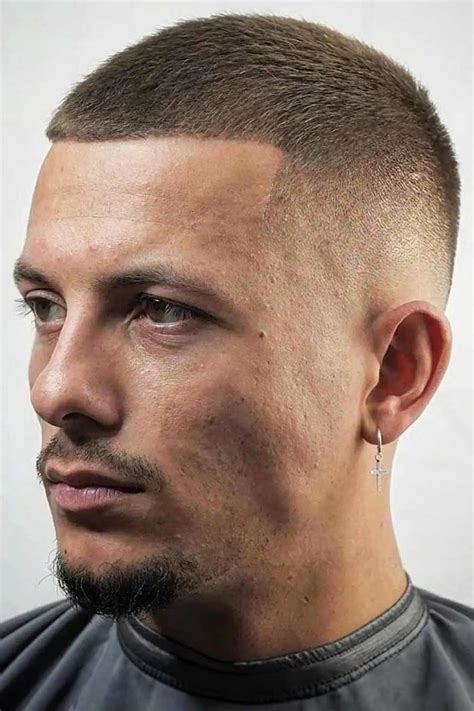 Muž s účesom Buzz Cut