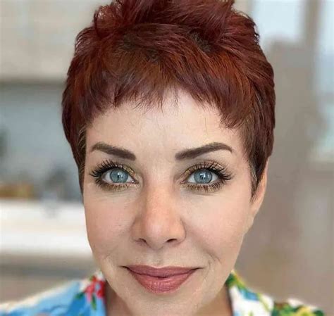 Žena s krátkym účesom typu Pixie