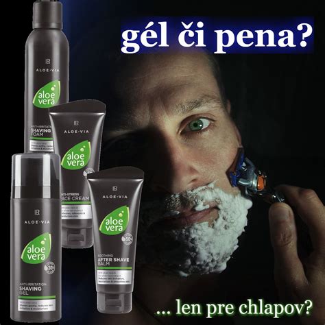 Muž si nanáša penu na holenie