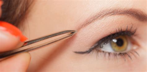 Porovnanie metód úpravy obočia: pinzeta, vosk, nitkovanie, microblading