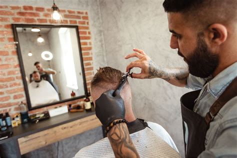 Muž v barber shope počas strihania
