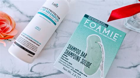 Regál s rôznymi druhmi a značkami šampónov pre kone