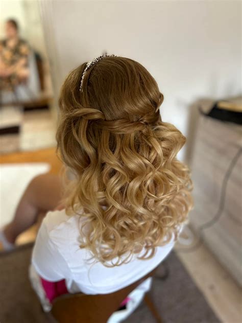 detailný záber na moderný vlasový styling
