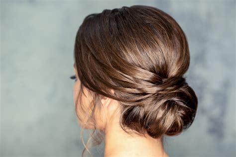 detailný pohľad na uhladený sleek bun účes
