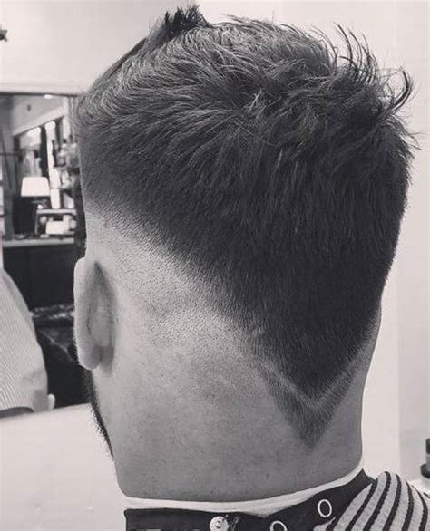 Pohľad zozadu na precízne ostrihaný V-čkový strih