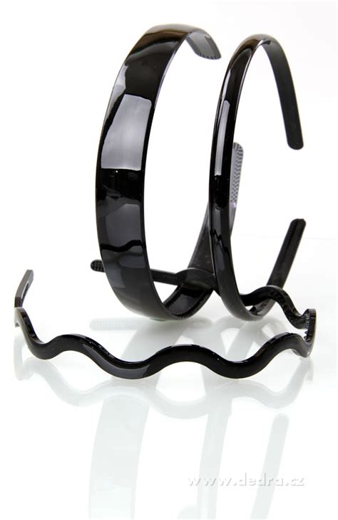 Detailný záber na rôzne typy spoločenských čeleniek do vlasov