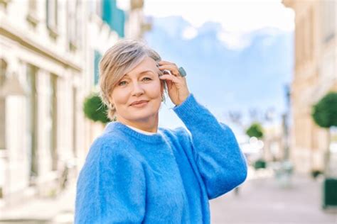 Žena s moderným krátkym účesom po päťdesiatke