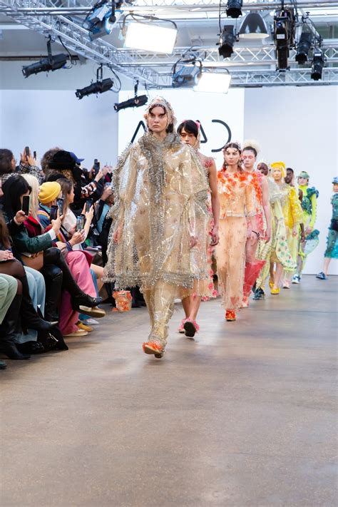 Koláž celebrít s inšpiratívnymi účesmi po 50