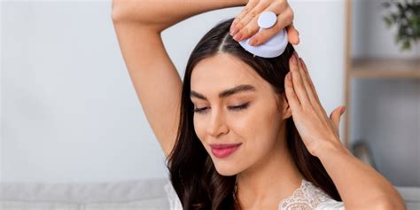 Žena masírujúca si pokožku hlavy