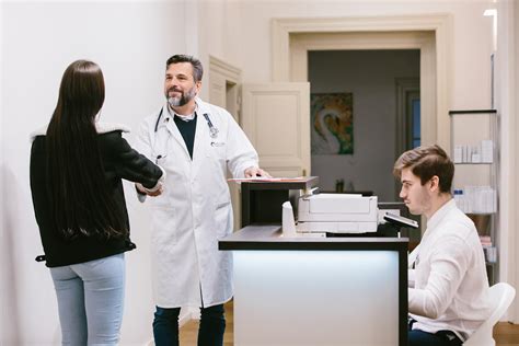 Žena vykonávajúca patch test na pokožke