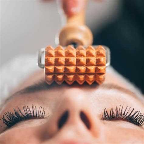 Ukážka maderoterapie tváre s drevenými valčekmi