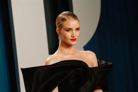 Žena s elegantným polovypnutým účesom na spoločenskej udalosti