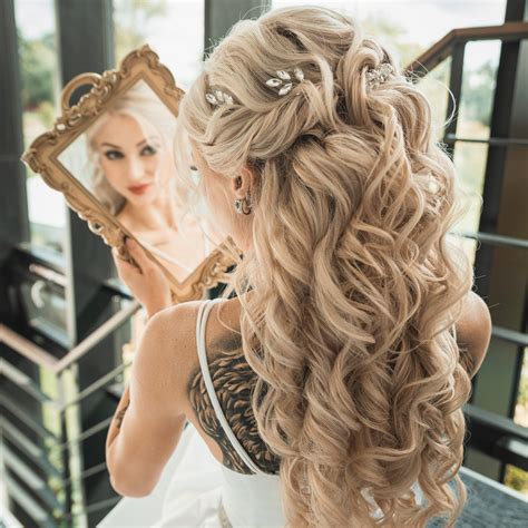 Natupírovaný spoločenský účes s retro nádychom