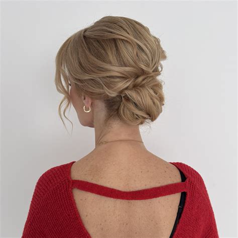 Uhladený rovný účes pre elegantný spoločenský vzhľad