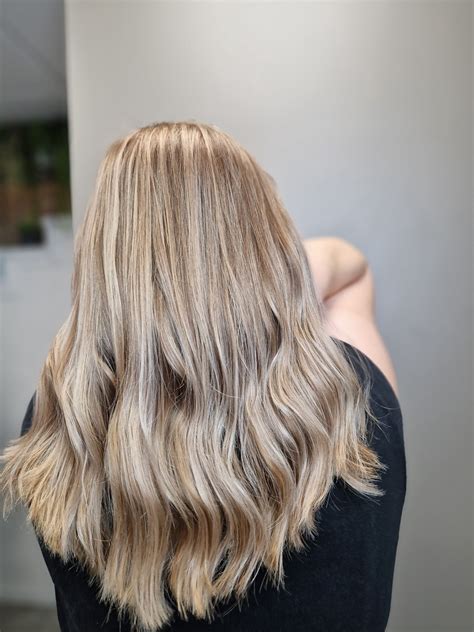Ilustrácia techniky balayage: ručné nanášanie farby