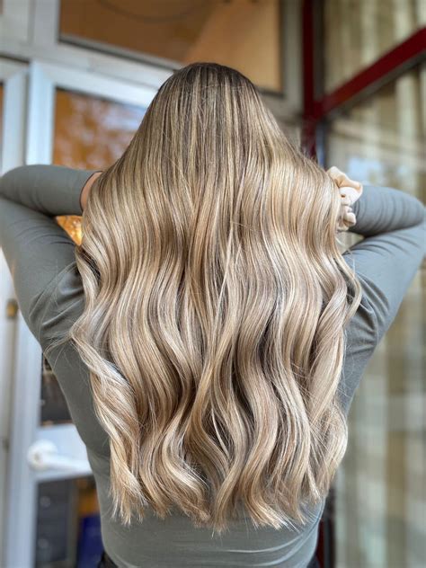 Kaderníčka aplikuje balayage techniku