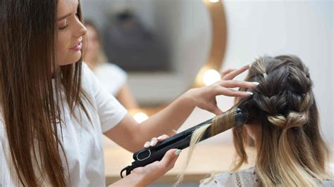 Kaderníčka aplikujúca balayage klientke