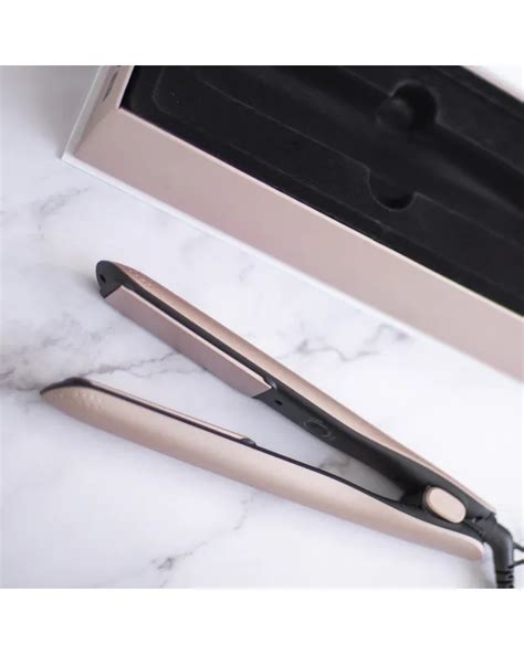 Detailný záber na kónickú kulmu s keramickým povrchom pripravenú na použitie