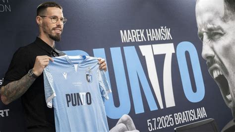 Marek Hamšík na futbalovom ihrisku s typickým čírom