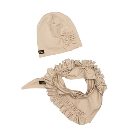 Dáma s elegantne uviazanou onkologickou šatkou