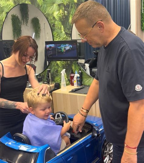 Otec a syn, ako sa im strihajú vlasy v barbershope