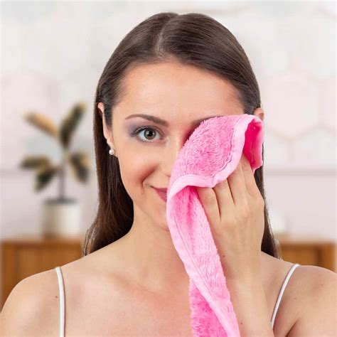 Muž si prikladá horúci uterák na tvár