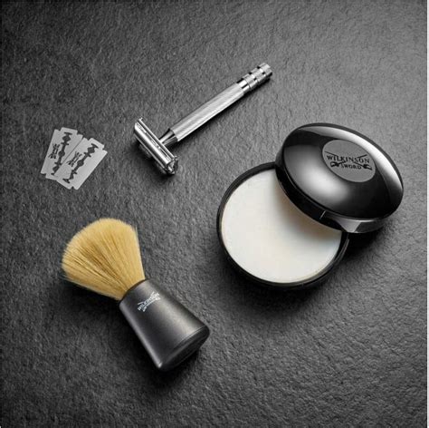 Tradičná sada na holenie so stojanom, štetkou a bezpečnostným holiacim strojčekom