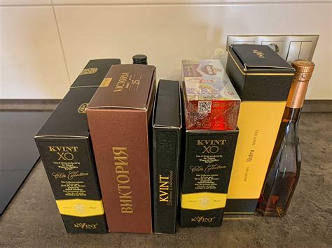 Rôzne typy kief a hrebeňov pre rozčesávanie vlasov