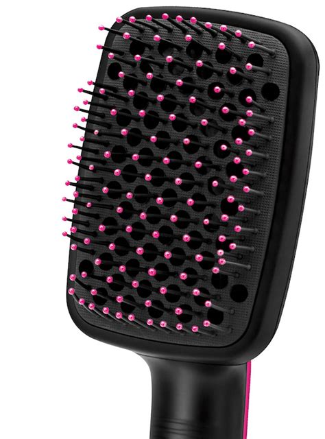 Žena s kvalitným fénom sušiaca vlasy pred spaním