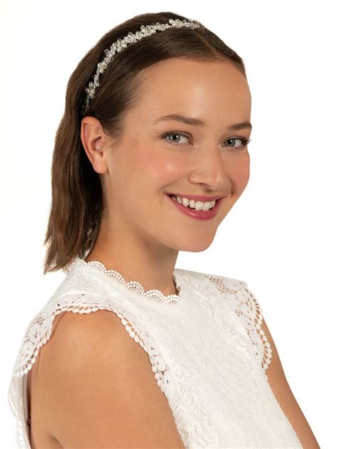 Ilustrácia omotávania vlasov okolo čelenky