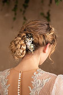 Závoj a kvetinový hrebienok v svadobnom účese