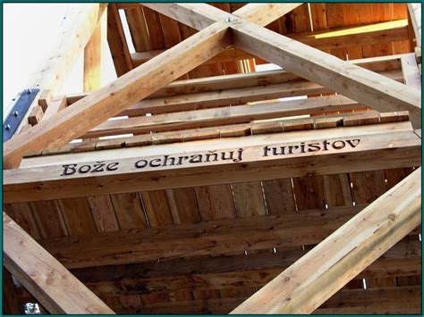 Detailný záber na drevenú konštrukciu historického mosta
