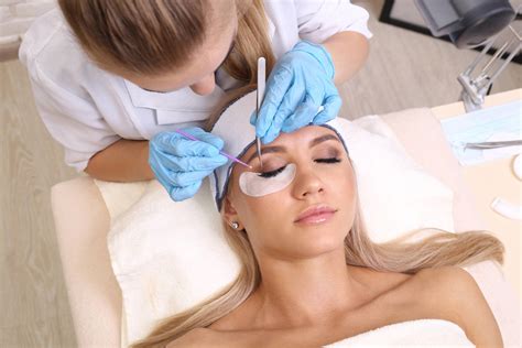 Vizualizácia efektu predĺženia a definície rias po aplikácii riasenky