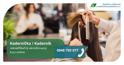 Kaderníčka študujúca online kurzy na tablete