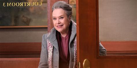 Kathy Bates v elegantných šatách s odhalenými ramenami a moderným účesom