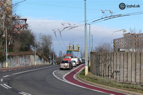 porovnanie stredného vedenia a vedenia na záves