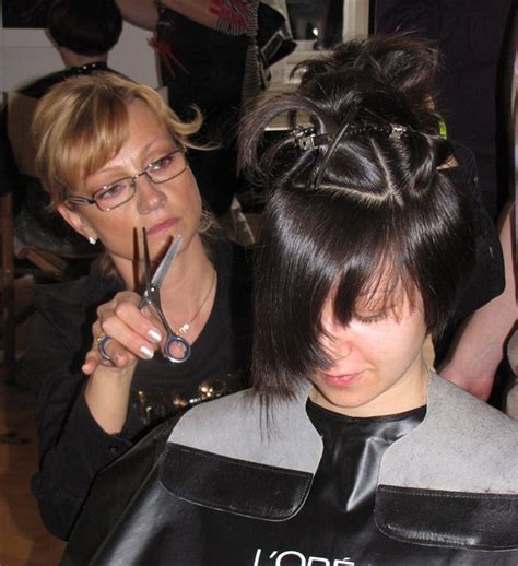 Tím kaderníkov BIBI chic pri práci