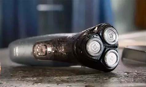 čistenie holiaceho strojčeka pod tečúcou vodou