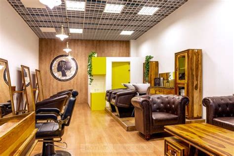 Kaderníctvo SOŠ Cintorínska Nitra - interiér salónu s modernými kaderníckymi kreslami
